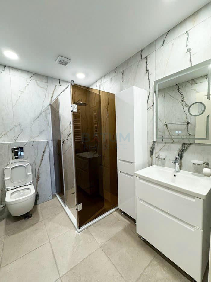 700