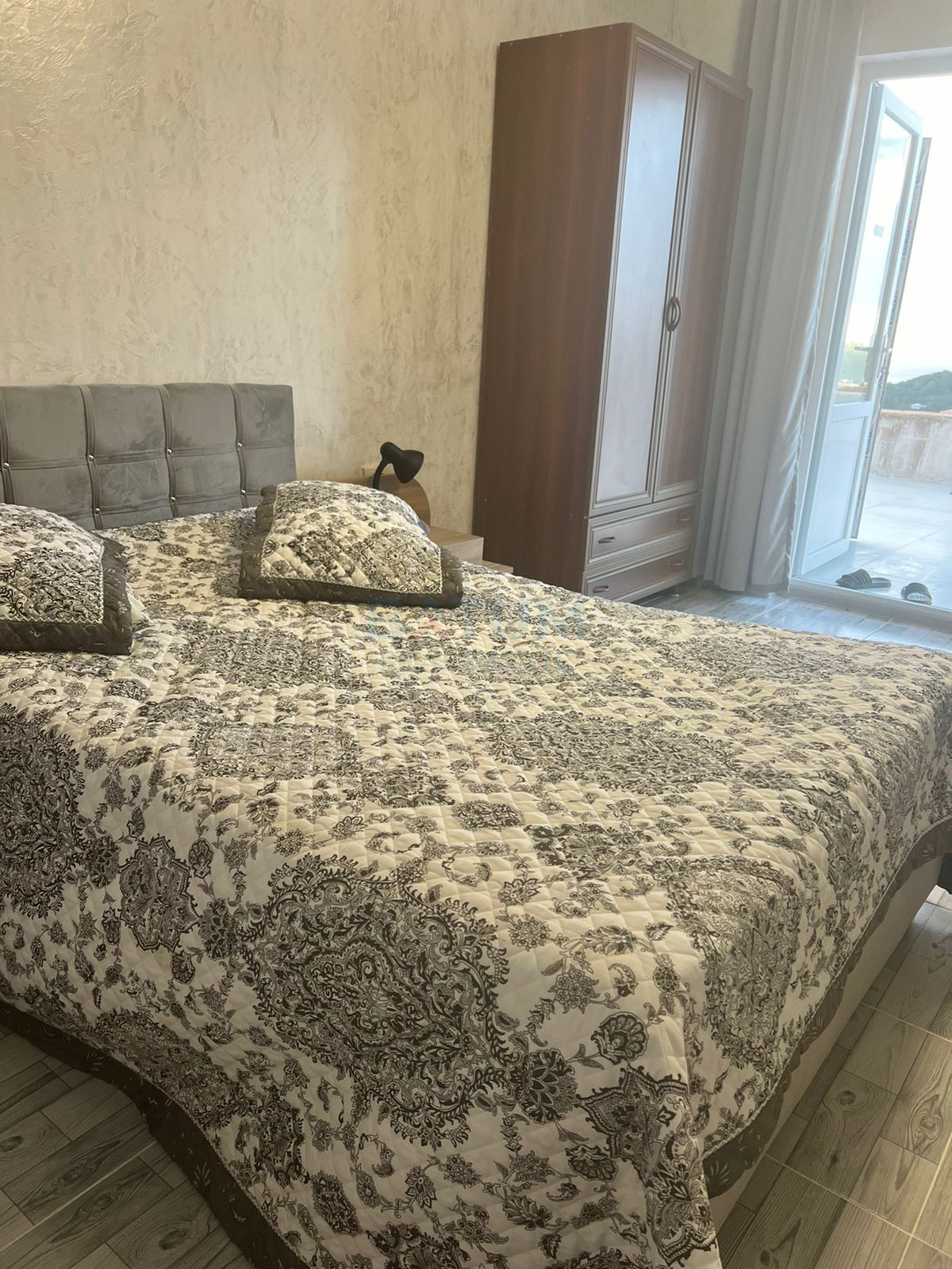 1200